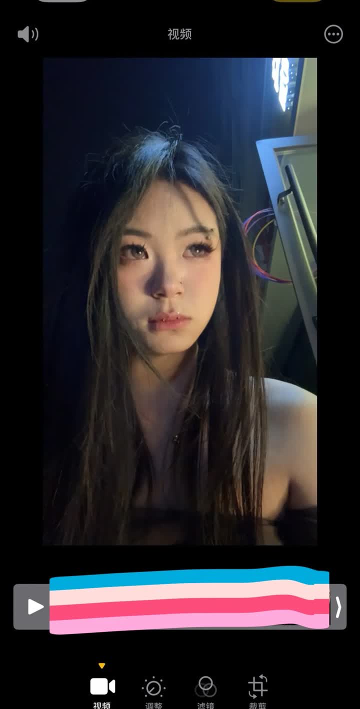 我是一个很自私的人 不择手段 我要从和我相亲相爱的人身上扒下更多的爱来滋养我 而他们双手奉上时 满足和幸福充斥我